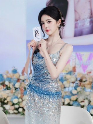 "Nữ thần cổ trang" Bạch Lộc khoe vóc dáng quyến rũ với thiết kế váy Việt - 1