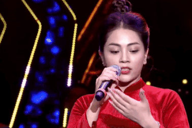 Tranh cãi ca sĩ quên lời, vừa hát vừa nhìn bàn tay trên sóng trực tiếp
