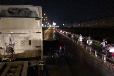Xe đầu kéo container tông ô tô trên cao tốc