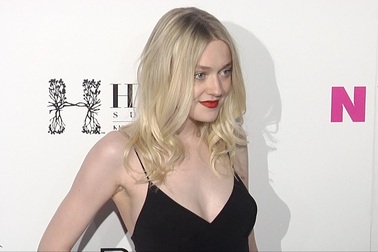 Dakota Fanning khoe da trắng mịn