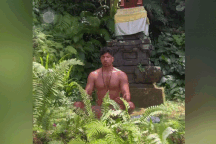 Truy tìm danh tính du khách ngồi thiền khỏa thân ở đền thiêng tại Bali