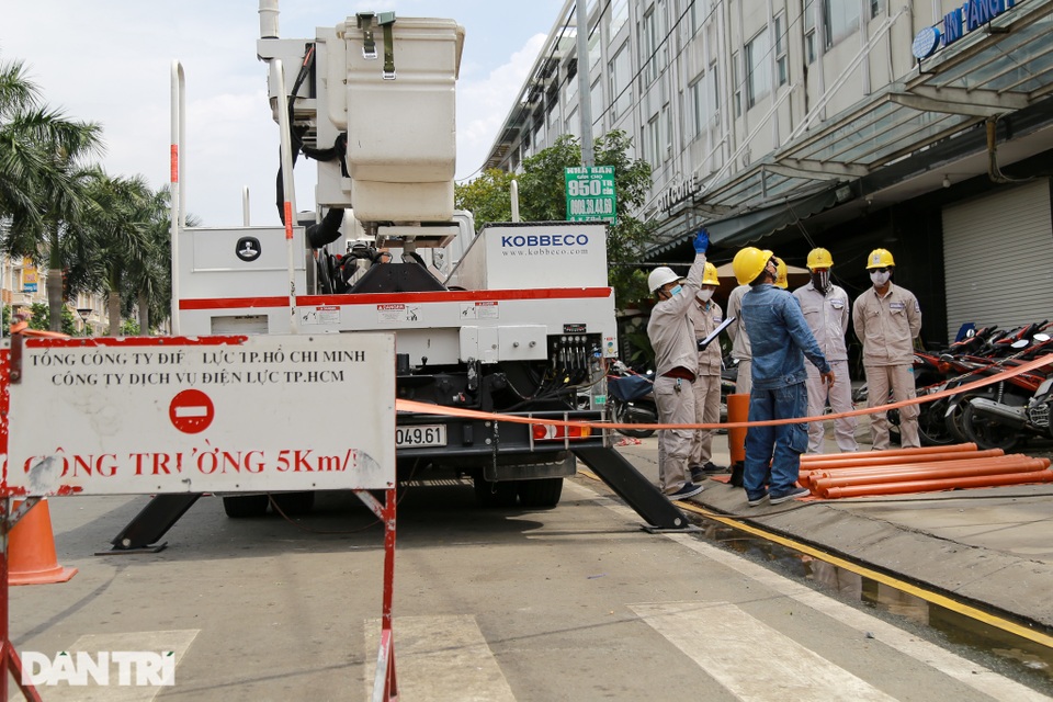 Hiểm nguy nghề sửa chữa đường dây 22kV khi đang có điện - 2 Hiểm nguy nghề sửa chữa đường dây 22kV khi đang có điện - 2