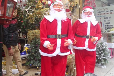 Ông già Noel lắc hông, thổi kèn vui nhộn, thu hút ánh nhìn người qua đường. (Clip: Hồng Vân)