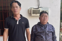 CSGT bắt quả tang 2 người đàn ông đổ thuốc trừ sâu xuống sông Đồng Nai