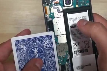 Video hướng dẫn lấy viết S-Pen bị mắc kẹt ra khỏi khe cắm bằng một mẫu giấy