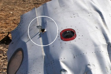 Các lỗ thủng trên mảnh vỡ có thể là bằng chứng máy bay Nga bị gài bom