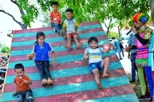 Bán tranh gây quỹ làm sân chơi cho trẻ em vùng sâu tại Tây Nguyên