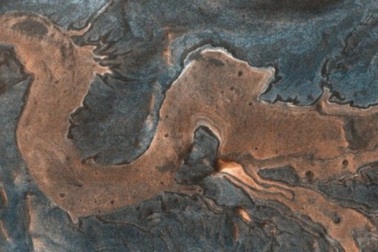 Hẻm núi hình rồng uốn lượn trên bề mặt của "Hành tinh đỏ"