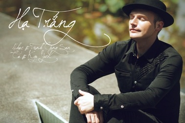 Thích thú xem chàng Tây hát "Hạ trắng" bằng song ngữ Việt - Anh