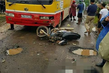 Cha tử vong, con bị thương sau va chạm với xe buýt