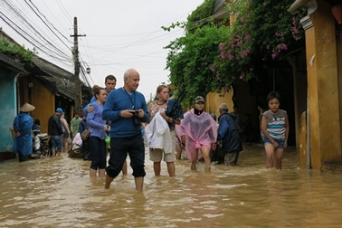 Phố cổ ngập lụt, du khách tham quan Hội An... bằng ghe