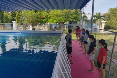 Đầu hè, học sinh Nha Trang đổ xô đi học bơi nhằm phòng đuối nước