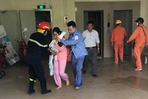 Cháy chung cư ở Hà Nội, giải cứu 4 người kẹt trong thang máy