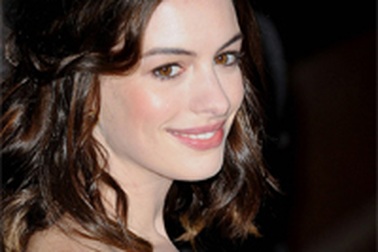 Anne Hathaway luôn có một người đàn ông bí mật bên cạnh