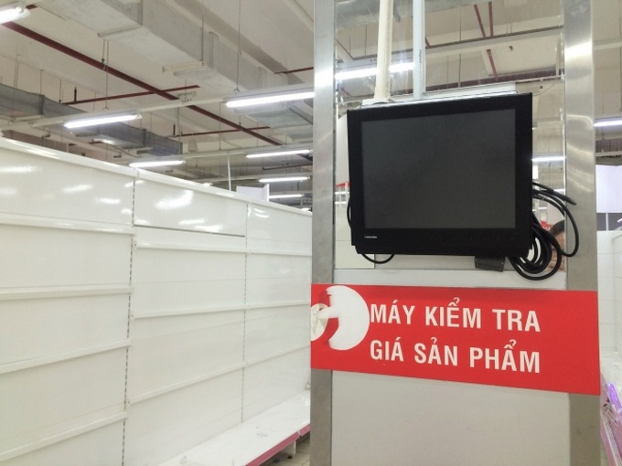 Siêu thị Auchan vắng vẻ, lặng lẽ tháo các kệ hàng sau bão giảm giá - Ảnh 10. Siêu thị Auchan vắng vẻ, lặng lẽ tháo các kệ hàng sau bão giảm giá - Ảnh 10.