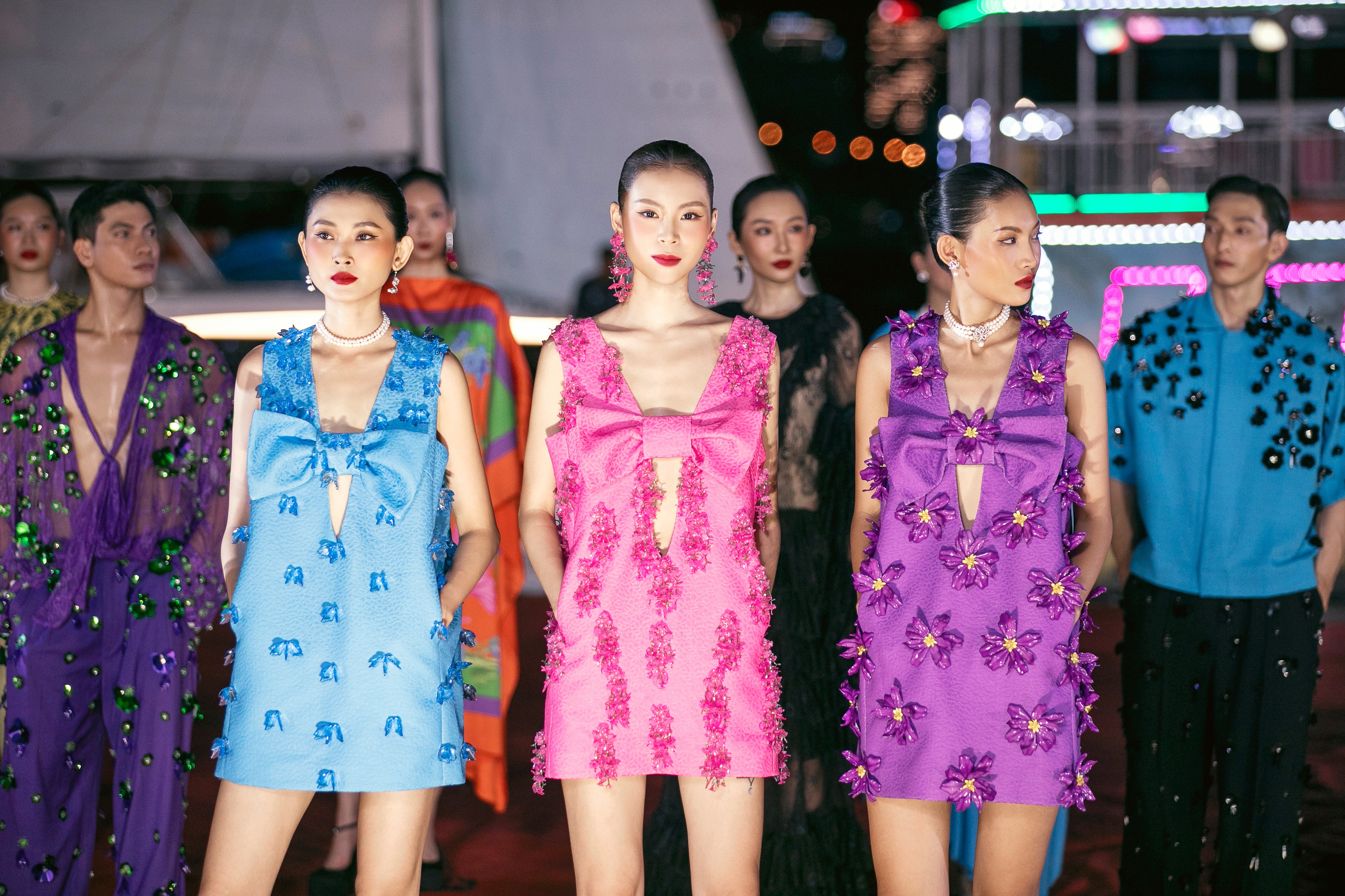 Tiểu Vy khoe nhan sắc nổi bật, thần thái cuốn hút khi trình diễn ở quê nhả - 7 Tiểu Vy khoe nhan sắc nổi bật, thần thái cuốn hút khi trình diễn ở quê nhả - 7