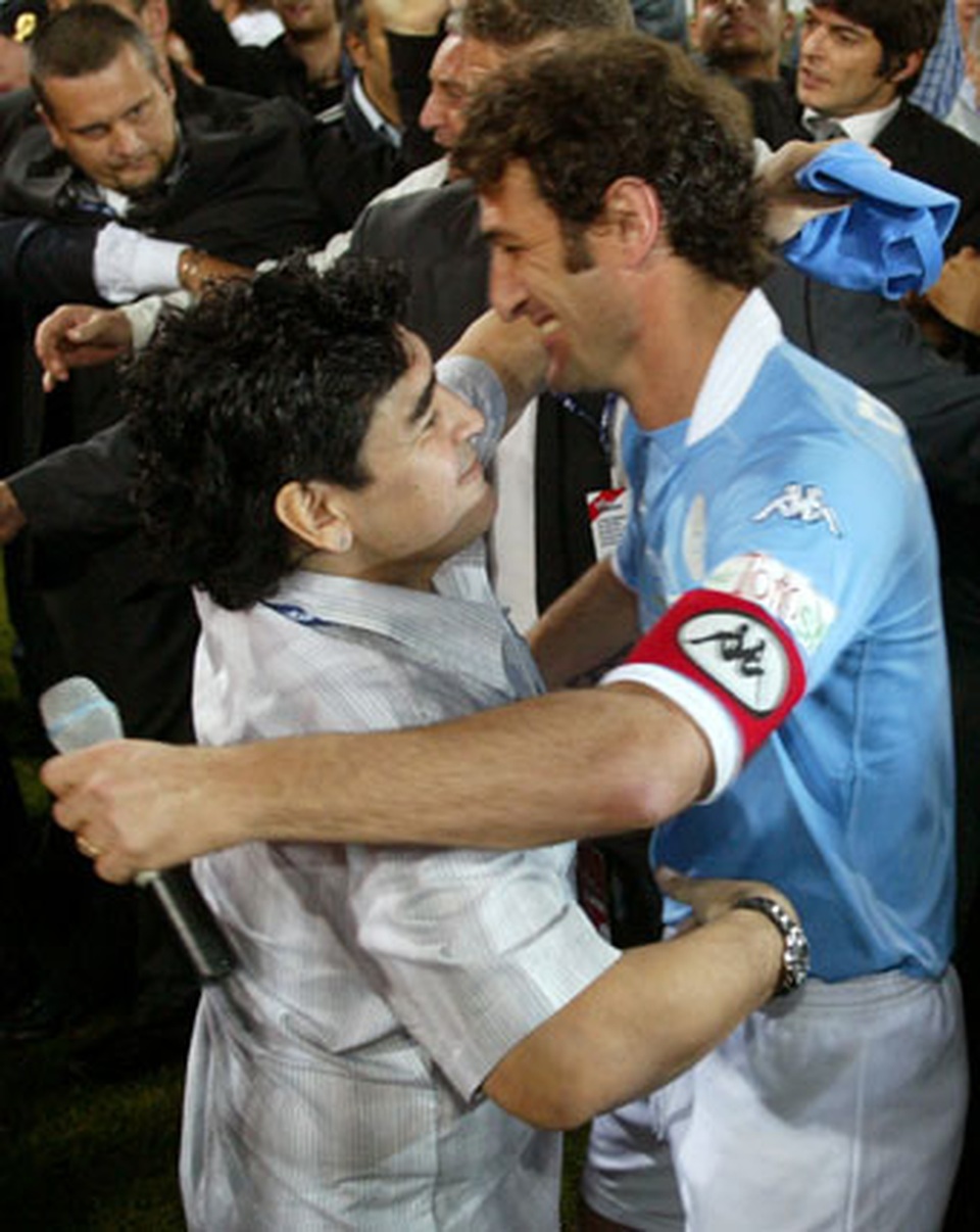 Maradona bán đấu giá áo số 10, ủng hộ CLB cũ Napoli - 2 Maradona bán đấu giá áo số 10, ủng hộ CLB cũ Napoli - 2