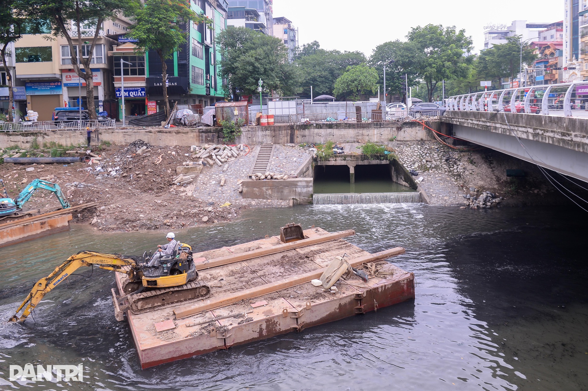 Dòng nước hôi thối vẫn ồ ạt chảy vào sông Tô Lịch trước ngày hồi sinh - 8