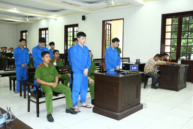 Nhóm côn đồ chém người trong quán nhậu lãnh 62 năm tù