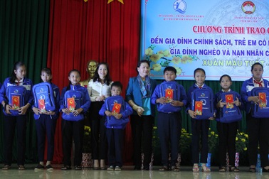 Chủ tịch Quốc hội tặng quà tết tại Bến Tre