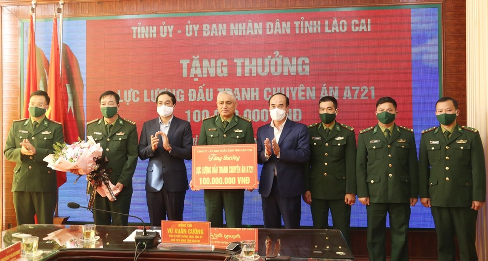 Thưởng nóng lực lượng bộ đội biên phòng phá 2 vụ án khủng trong 15 giờ - 3 Thưởng nóng lực lượng bộ đội biên phòng phá 2 vụ án khủng trong 15 giờ - 3