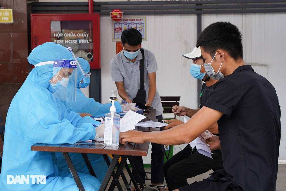 Test nhanh Covid-19 lưu động cho lái xe luồng xanh ngay tại bến ở Hà Nội - 4 Test nhanh Covid-19 lưu động cho lái xe luồng xanh ngay tại bến ở Hà Nội - 4