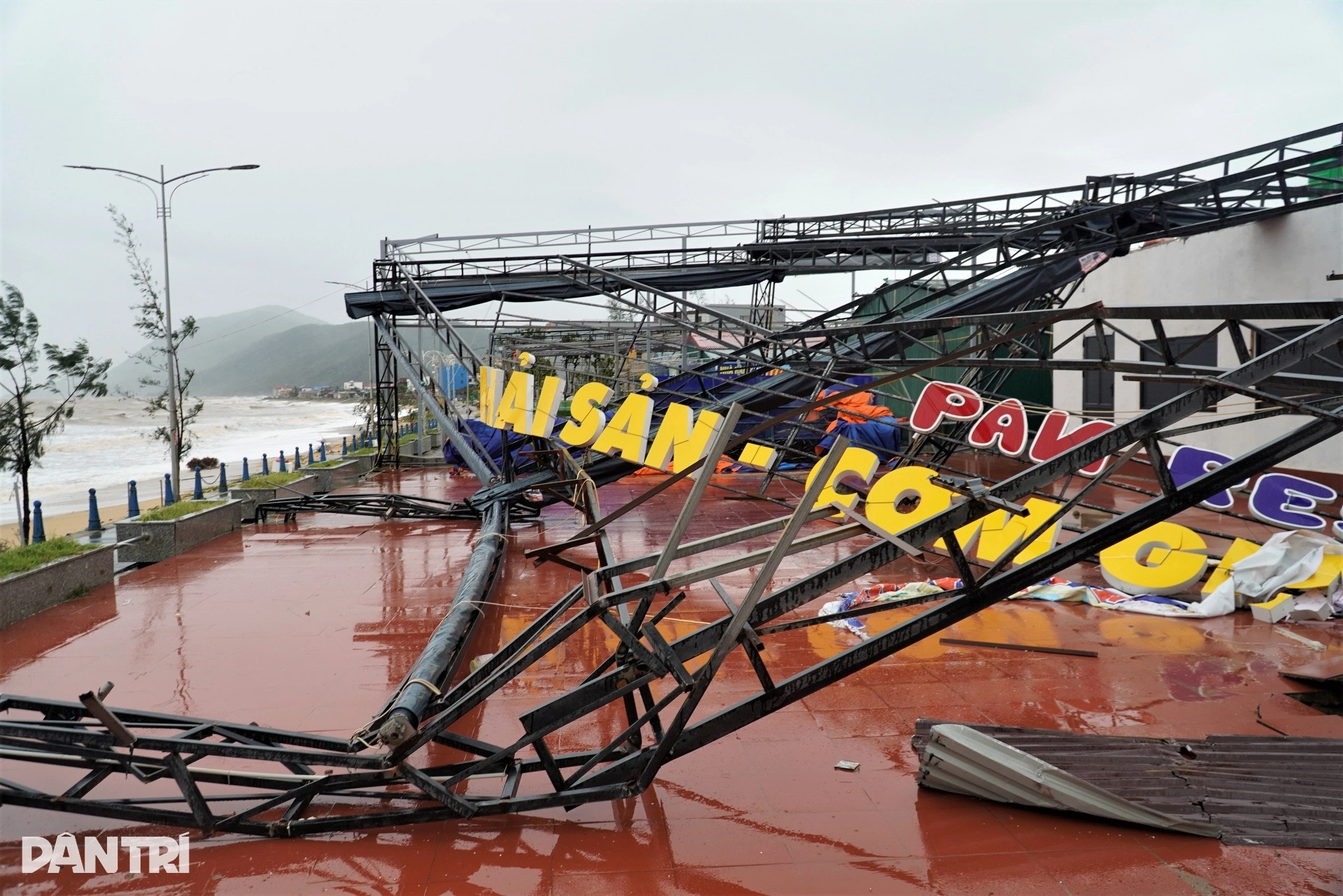 Khu du lịch biển Thiên Cầm tan hoang, nhiều nhà hàng đổ sập sau bão Bualoi - 5 Khu du lịch biển Thiên Cầm tan hoang, nhiều nhà hàng đổ sập sau bão Bualoi - 5