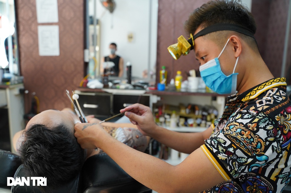Người dân vội vã đi cắt tóc gội đầu trước khi Hà Nội chính thức cấm từ 13/7 - 6 Người dân vội vã đi cắt tóc gội đầu trước khi Hà Nội chính thức cấm từ 13/7 - 6
