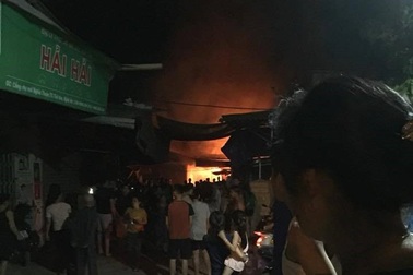 Chợ cháy dữ dội trong đêm, nhiều ki ốt bị thiêu rụi