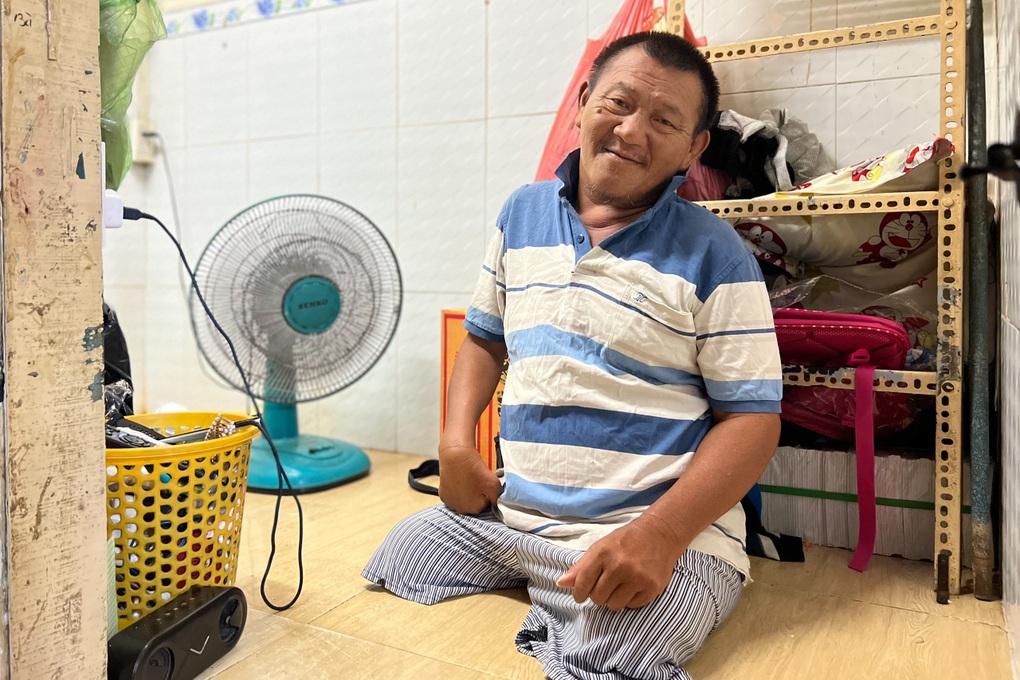 Người cha tật nguyền gà trống nuôi... 3 con trong căn nhà 2m2 - 1 Người cha tật nguyền gà trống nuôi... 3 con trong căn nhà 2m2 - 1