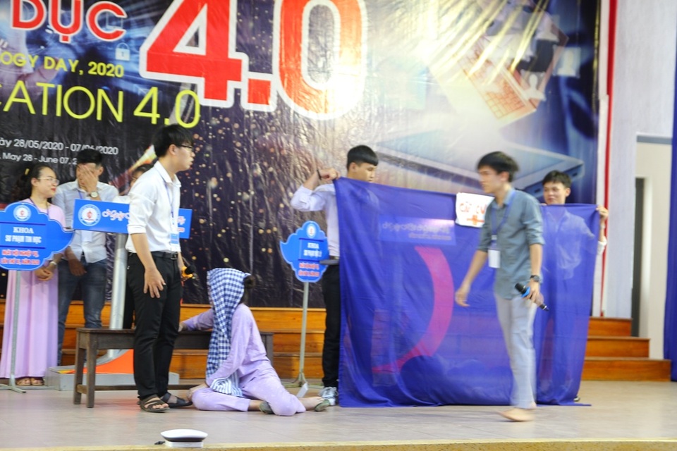 Cây phượng bật gốc đè học sinh tử vong vào phần thi nghiệp vụ sư phạm - 4 Cây phượng bật gốc đè học sinh tử vong vào phần thi nghiệp vụ sư phạm - 4