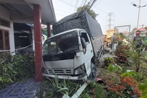 Xe tải va chạm xe máy, lao vào nhà dân, một cụ ông bị thương nặng