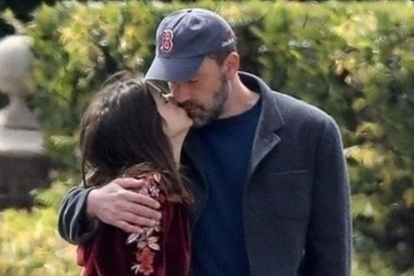 Ben Affleck hạnh phúc bên bạn gái kém 16 tuổi