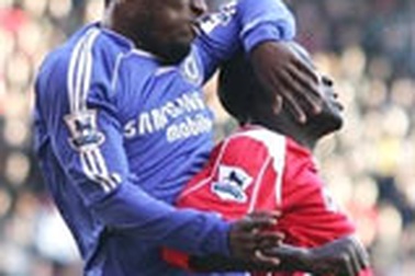 Chelsea thắng tối thiểu Charlton, Arsenal lại hòa! 