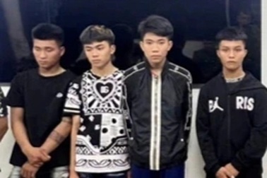 Nhóm thanh, thiếu niên mang theo kiếm đuổi đánh nhau trên đường