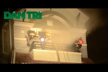 Cháy cửa hàng điện thoại trong đêm, hàng trăm người nhốn nháo