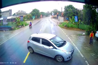 Người phụ nữ nhờ tài xế xe tải điều khiển giúp khi gặp tình huống khó xử lý