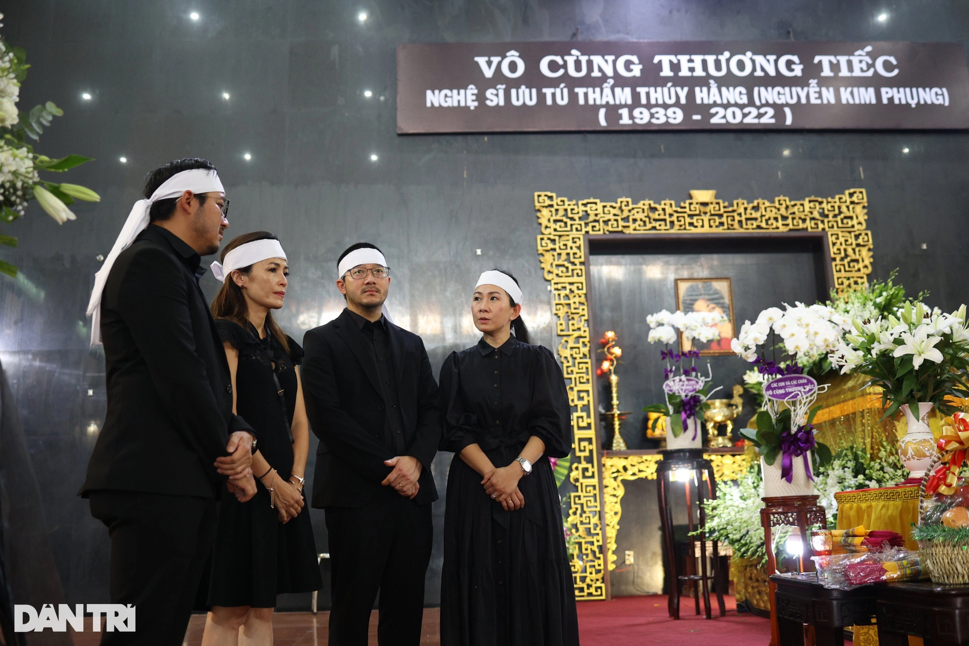 Đám tang minh tinh Thẩm Thúy Hằng: Các con tề tựu, NSND Kim Cương bật khóc - 16 Đám tang minh tinh Thẩm Thúy Hằng: Các con tề tựu, NSND Kim Cương bật khóc - 16