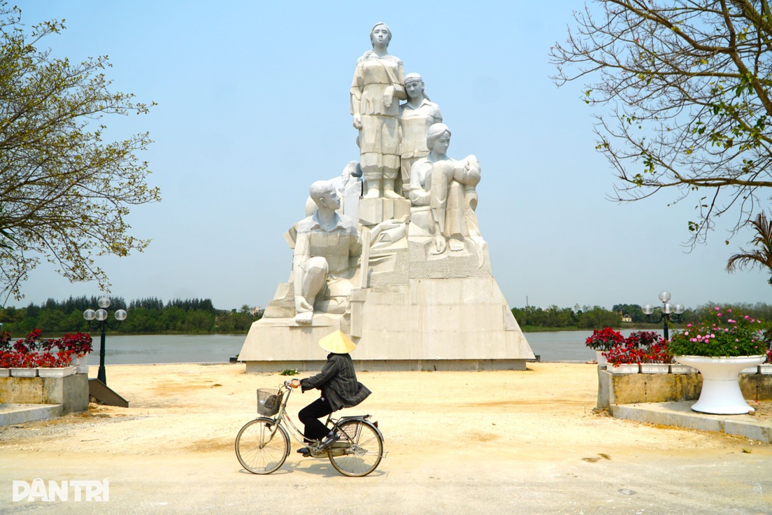 Tượng đài và khu tưởng niệm 64 giáo viên, học sinh hy sinh bên bờ sông Mã