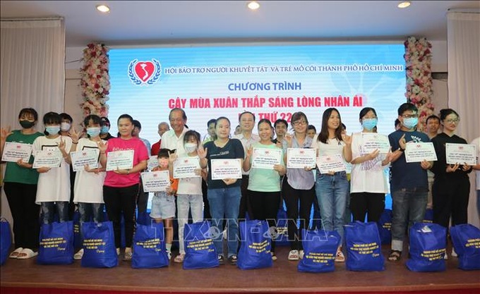 Nguyên Phó Thủ tướng thường trực Chính phủ Trương Hòa Bình trao quà cho người khuyết tật và trẻ em mồ côi tại chương trình “Cây mùa Xuân thắp sáng lòng nhân ái lần thứ 22”.
