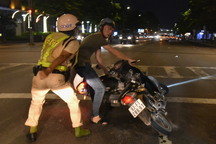 Tài xế tháo chạy khi phát hiện CSGT kiểm tra nồng độ cồn ở TPHCM