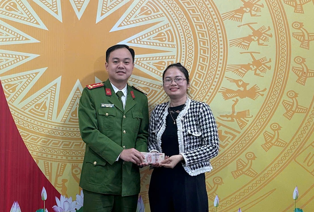 Người phụ nữ vui mừng nhận lại tiền chuyển nhầm từ... 2 năm trước - 1 Người phụ nữ vui mừng nhận lại tiền chuyển nhầm từ... 2 năm trước - 1