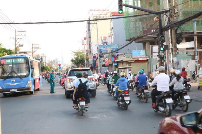 Người dân nườm nượp ra đường sau kỳ nghỉ lễ - Ảnh 12.