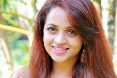 Sao bị cưỡng hiếp tập thể của Ấn Độ được khen là nữ anh hùng khi quay lại phim trường