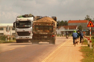 Bình Định: Xe ben cơi nới thùng, chở cát có ngọn “lộng hành” trên Quốc lộ 19