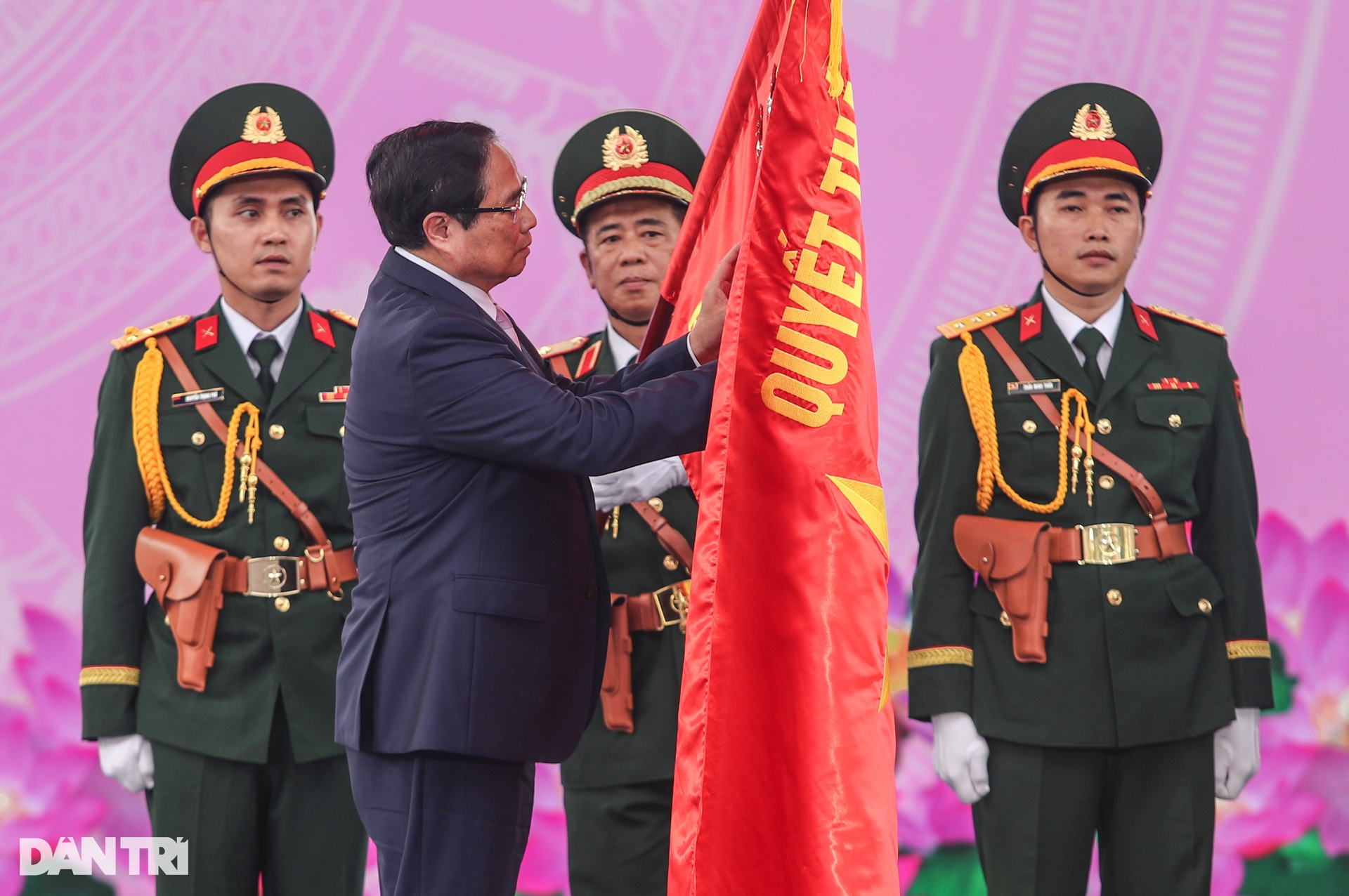 Lực lượng vũ trang TPHCM được phong tặng danh hiệu Anh hùng lần thứ 3 - 1 Lực lượng vũ trang TPHCM được phong tặng danh hiệu Anh hùng lần thứ 3 - 1