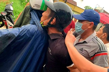 Hơn 100 cảnh sát vây bắt đối tượng chém chết người lẩn trốn trong rừng