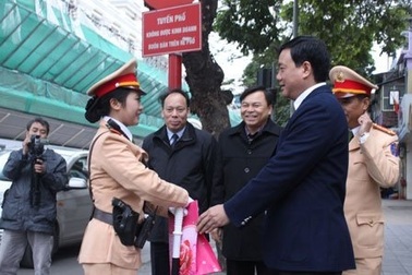 Bộ trưởng Thăng thăm các "bóng hồng" CSGT 