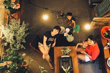 Người chồng ở Sài Gòn tự làm vườn sân thượng “sống ảo” cho vợ