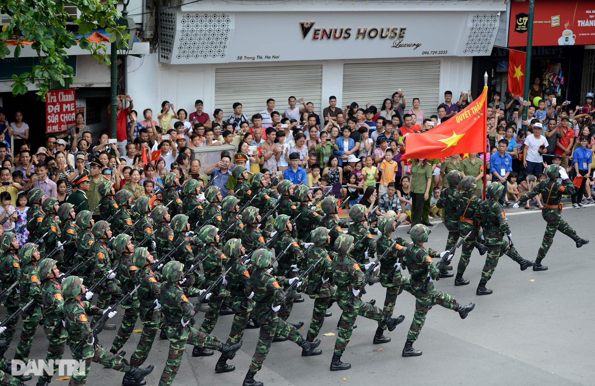 Ngắm Lễ diễu binh hùng tráng, rộn ràng đường phố Thủ đô dịp Quốc khánh 2015 - 32 Ngắm Lễ diễu binh hùng tráng, rộn ràng đường phố Thủ đô dịp Quốc khánh 2015 - 32